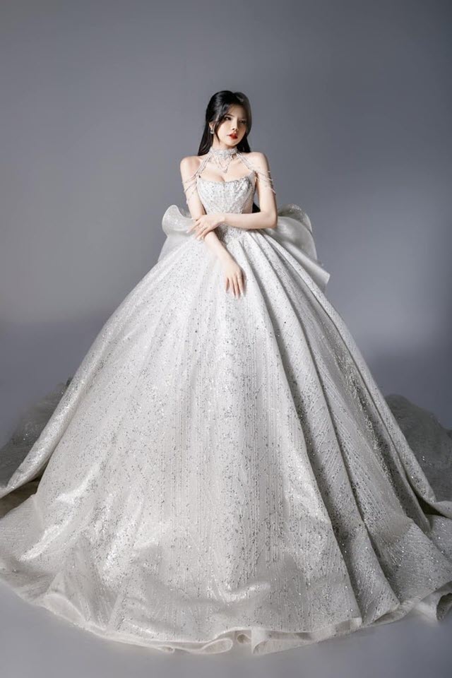 Chiếc váy cưới trị giá trăm triệu của Mai Dora